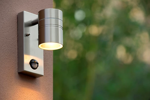 Lucide ARNE-LED IR - Wandspot / Wandlamp Binnen/Buiten - Ø 6,3 cm - LED - GU10 - 1x5W 2700K - IP44 - Beweging & dag/nacht sensor - Mat chroom - sfeer 2